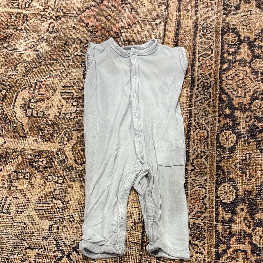 Kyte BABY fog sleeveless snap romper
